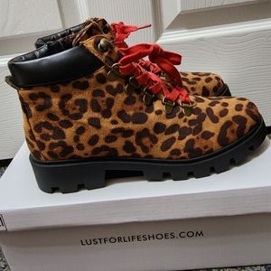 Women's 7.5 leopard print fashion hiker boots.